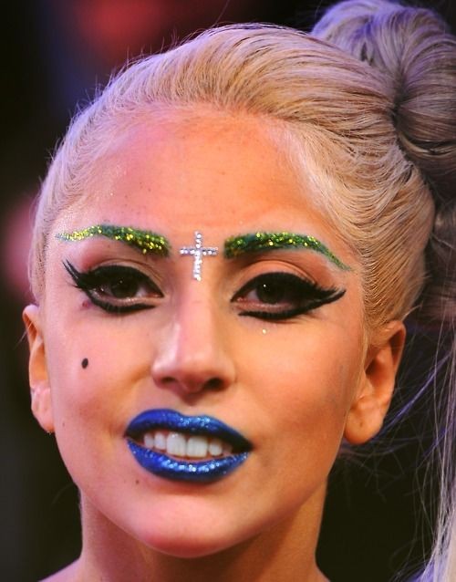 Extrém szemöldök - Lady Gaga